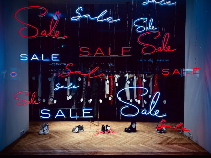 Sale Window Typography - credit arno-senoner