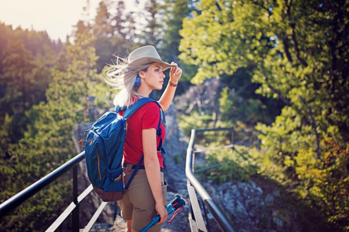 Wanderoutfit-rotes-Shirt