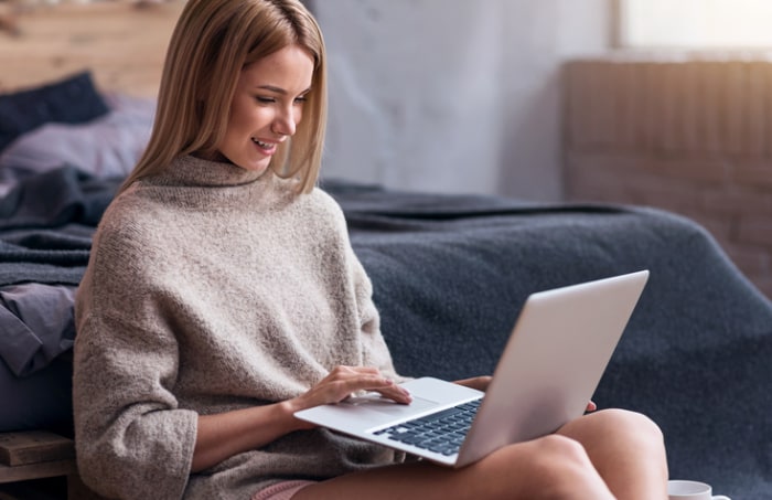 Junge Frau im Cashmere Pullover