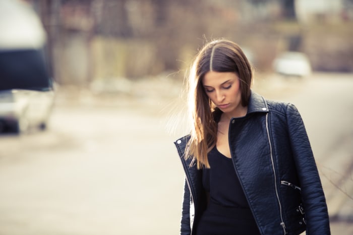 Schwarzes Kleid kombinieren