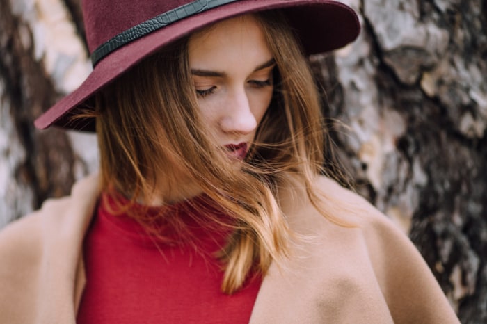 Junge Frau im Winterkleid
