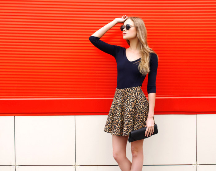 Junge Frau im Leoparden Skaterkleid
