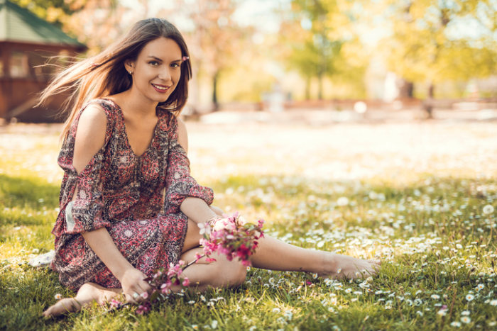 Junge Frau im Chiffonkleid im Park