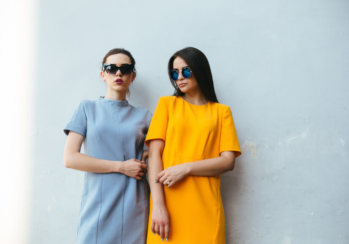 Zwei junge Frauen in T-Shirt-Kleidern