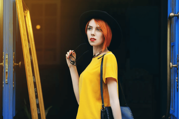 Junge Frau im gelben T-Shirt-Kleid
