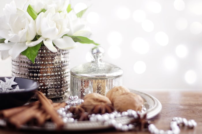 Decor with gardenias, silver vase, anise, walnut and cinnamon