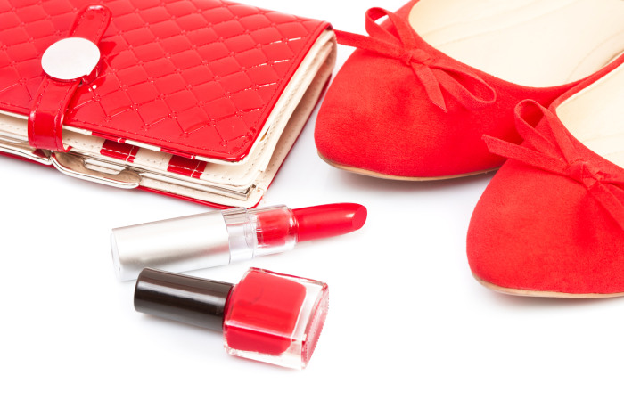 ballerines rouges, rouge à lèvres et porte monnaie