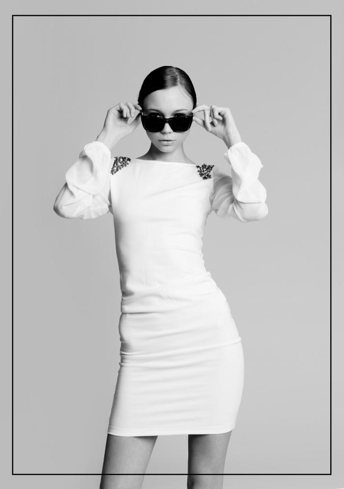 femme en robe blanche