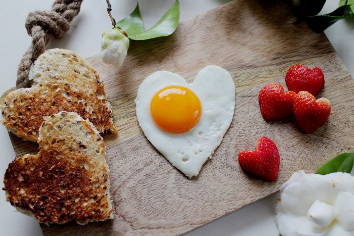 oeuf au plat avec pain complet et fraises