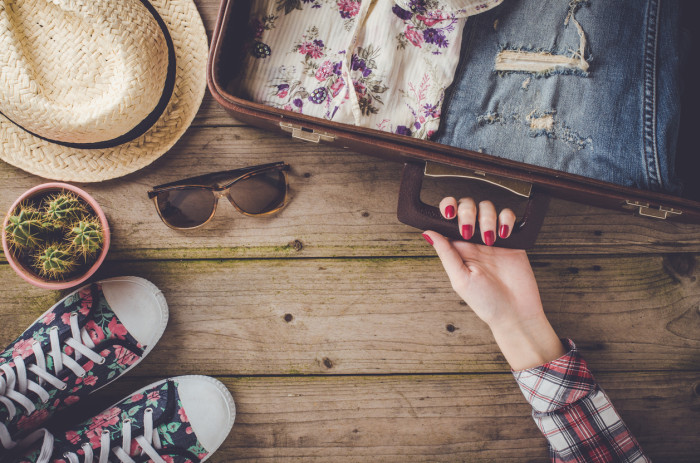 valise femme converse lunettes de soleil
