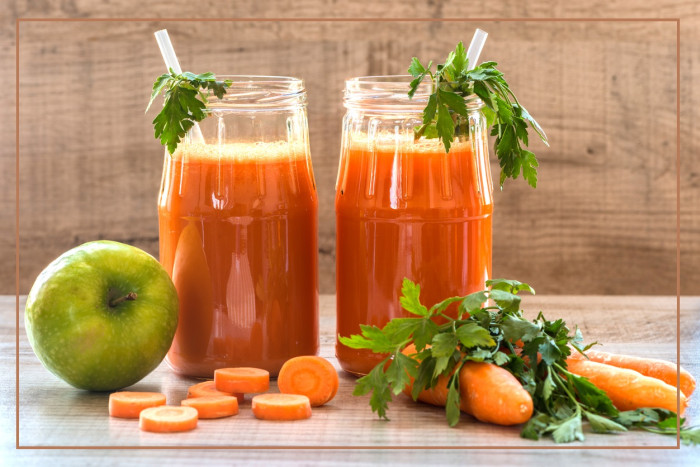 jus de carottes avec pomme et carottes fraiches