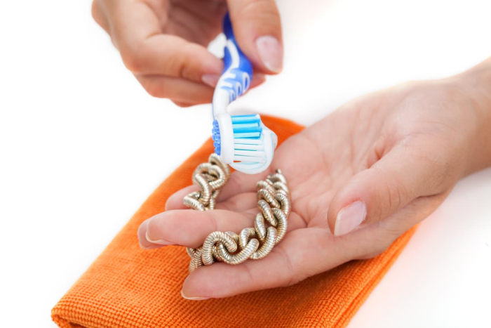 limpiar oro con pasta dental