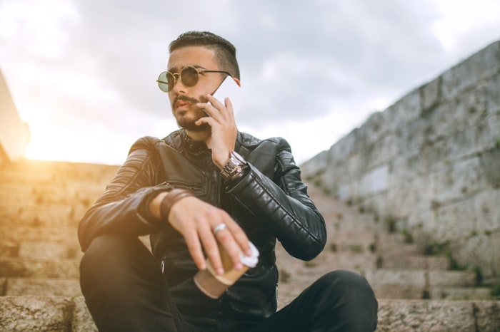 uomo giacca in pelle