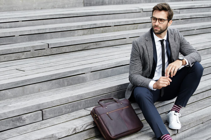 Białe buty Armani pasują do garnituru