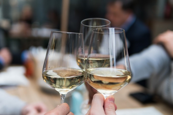 Czas na toast - klasyczne kieliszki białe wino