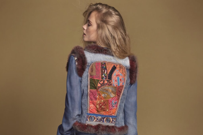 Desigual wyprzedaż modelka w jeansowej kurtce