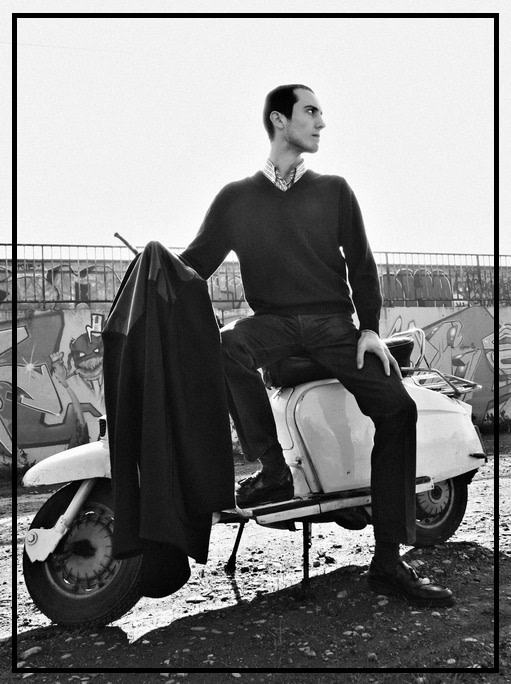 homme en pull sur un scooter